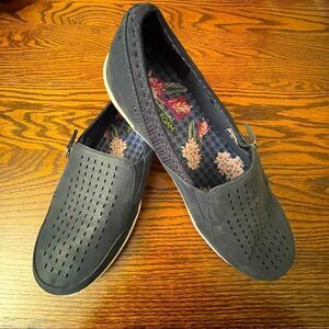 Skechers black memory phone slip-on size 9